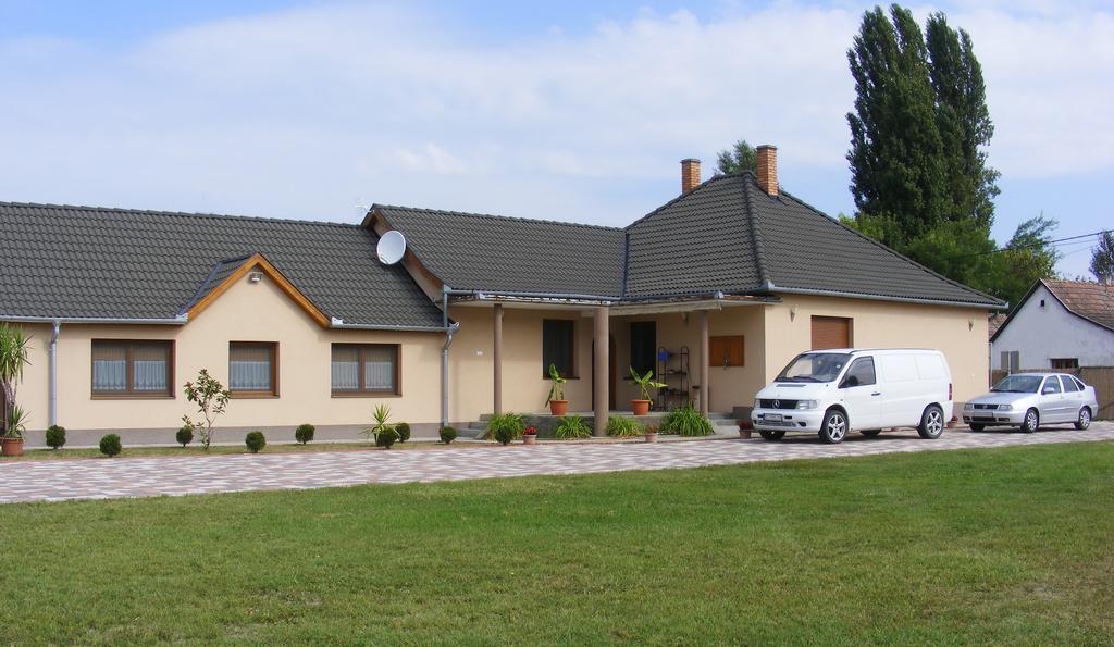 Szerencsecsillag Vendeghaz Hotel Kiskoros Exterior foto
